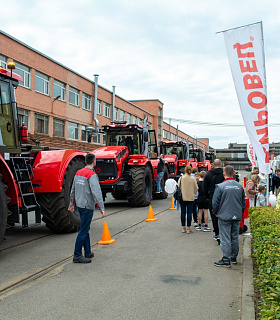 Пиар с чашкой чая