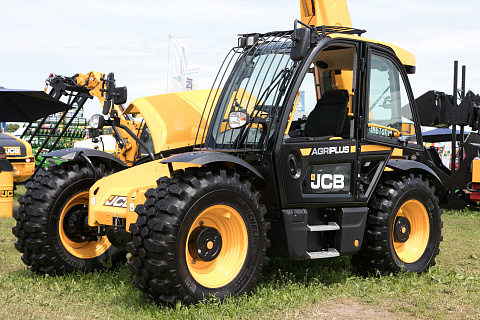 JCB впервые представила в России телескопический погрузчик Loadall нового поколения для аграриев