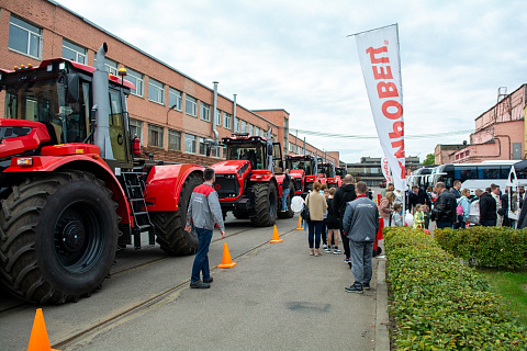 Пиар с чашкой чая