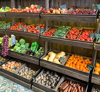 Плодожорка, трипсы и червец Комстока найдены в импортных овощах и фруктах